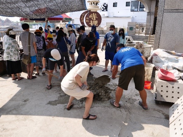 水泥混合沙石、水進行攪拌