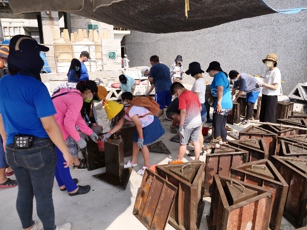 三角模具上油準備