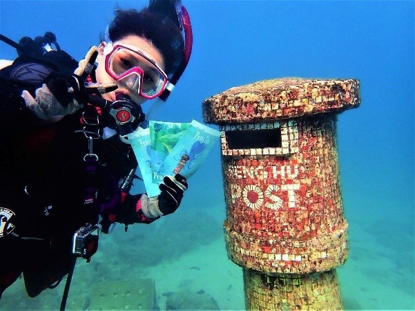 結合海底郵筒寄出水下明信片